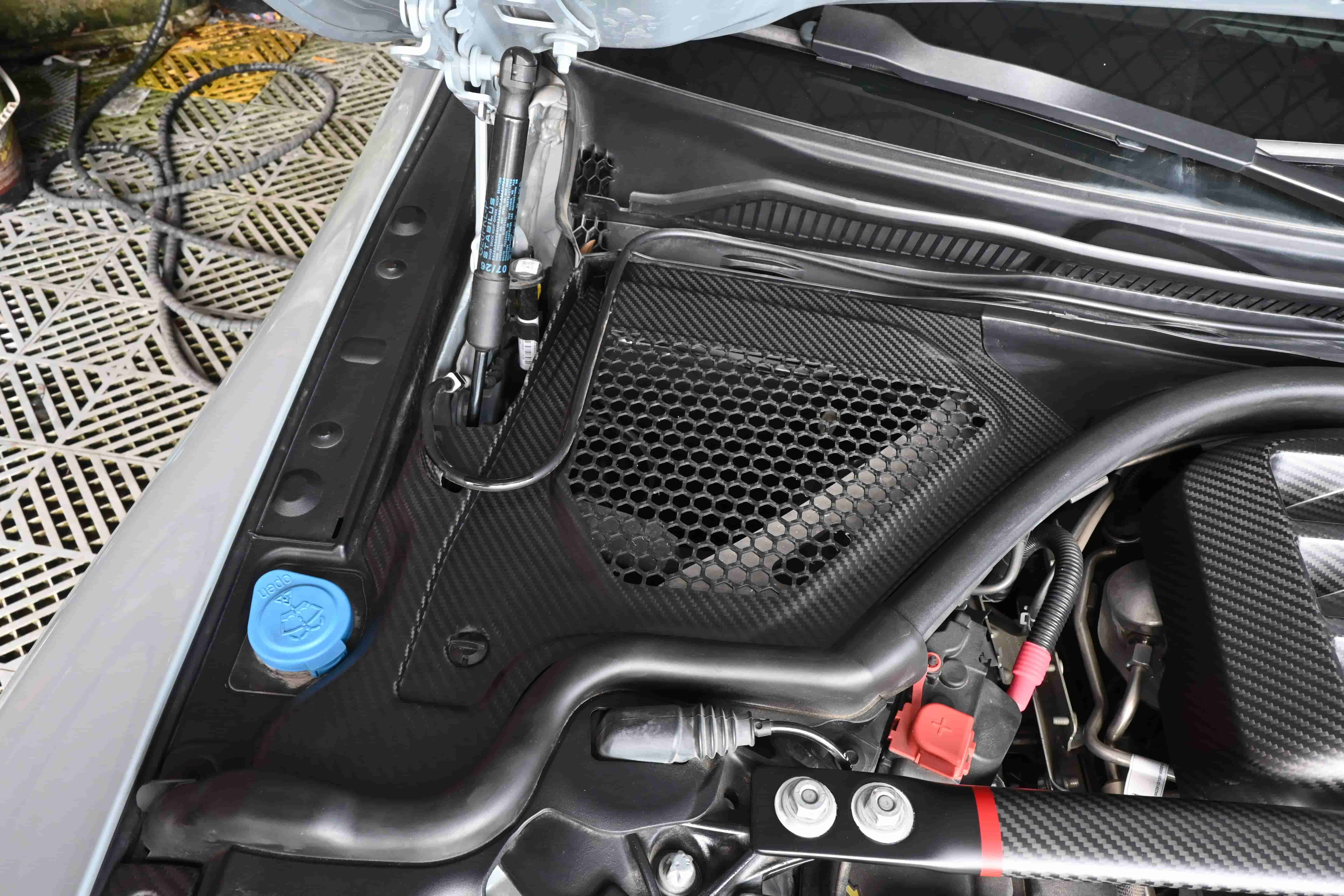 Opposite-side engine-bay panel reference.