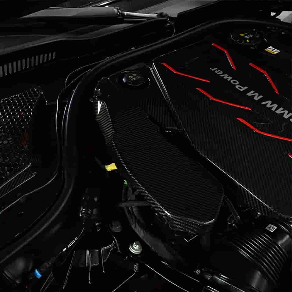 Engine-bay reference beside a central engine cover.