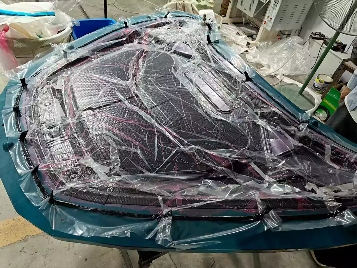 Proceso de moldeo de fibra de carbono automotriz